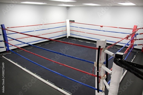 Boxing ring designed by Lona Boxeo (Flash) sports company