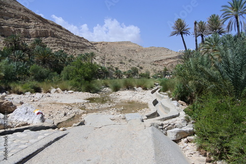 Ein Wanderweg im Wadi Bani Khalid im Oman photo