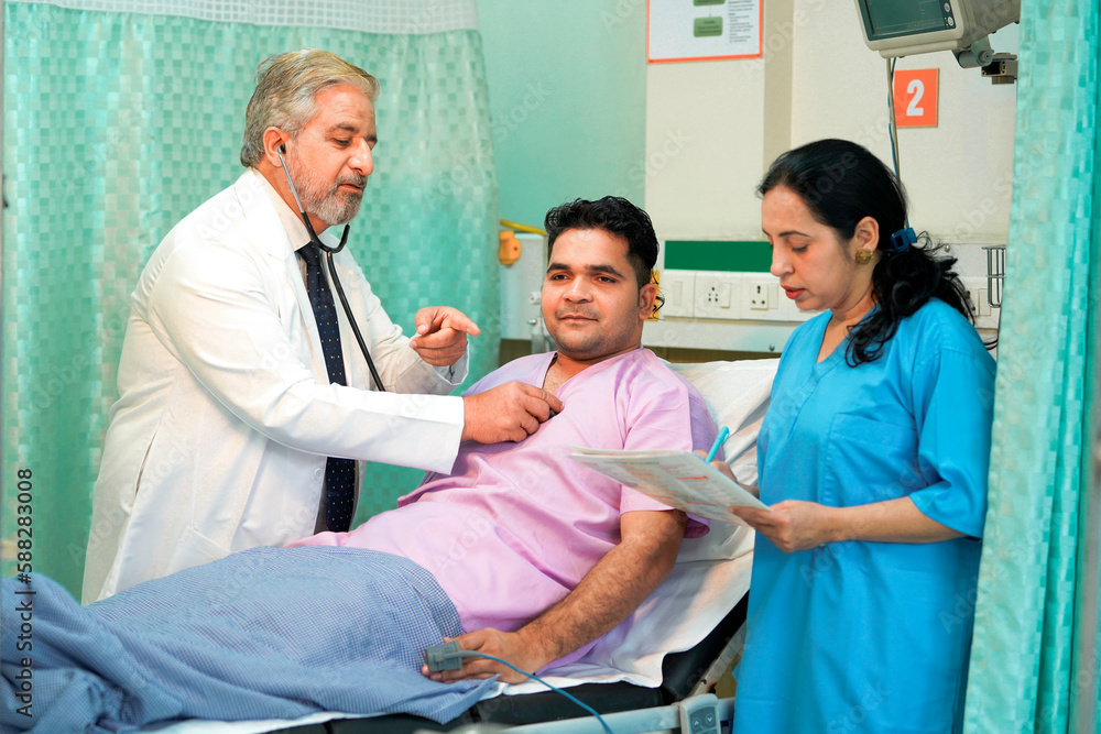 Obraz premium Senior Doctor check up using a stethoscope to patient on bed at hospital.