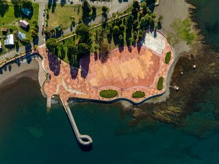 Acrylglasbilder Stadt am Wasser Luftaufnahme Park am Lago Llanquihue  © Mav Drone/Wirestock Creators