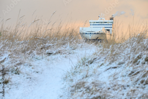 Fährschiff erreicht Morgenimbissen Winter Travemünde durch die Dünen fotografiert photo