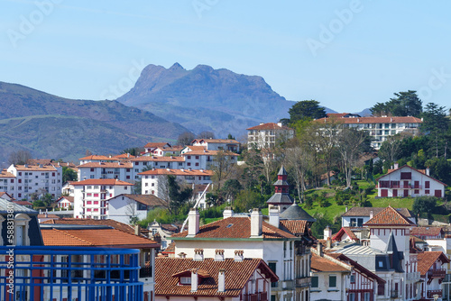 Fototapeta Vue sur Ciboure et pics des 3 couronnes depuis Saint-Jean de Luz