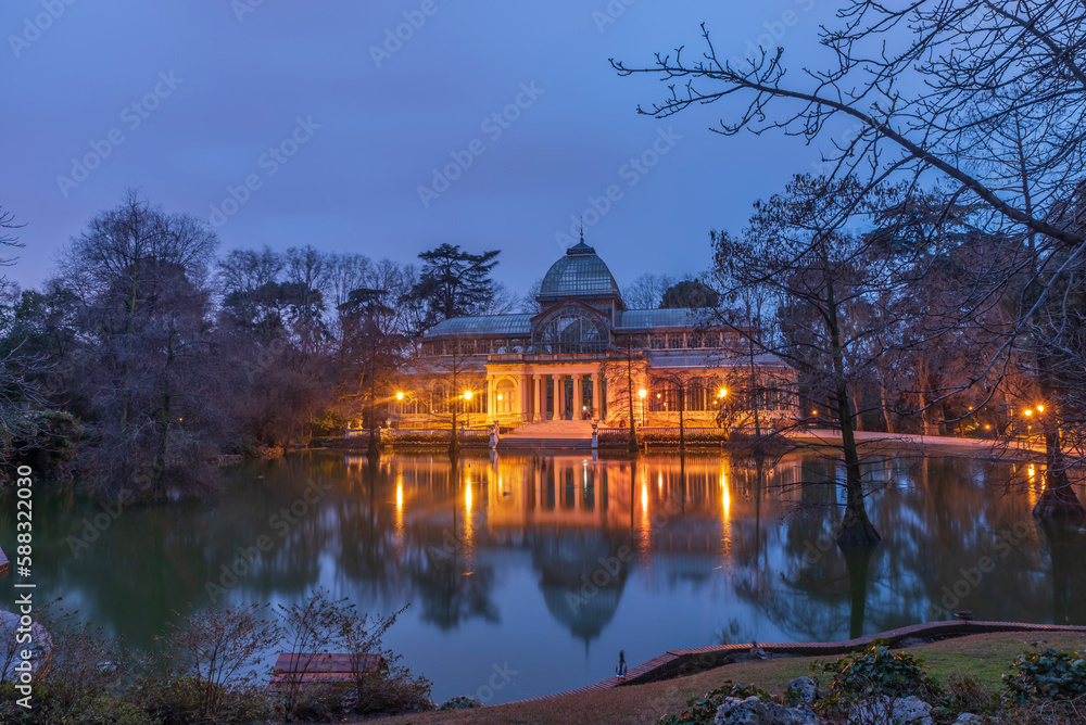 Obraz premium The Palacio de Cristal Glass Palace is a 19th century conservatory located in the Buen Retiro Park in Madrid Spain It is currently used for art exhibitions.