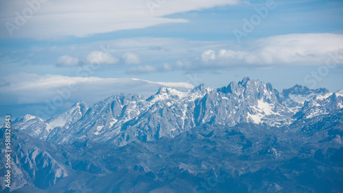Nieve en cordillera montañosa en horizonte © Darío Peña