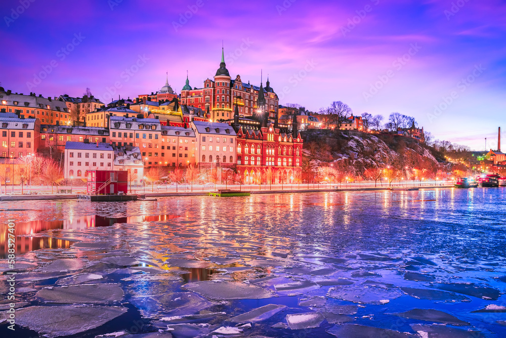 Obraz premium Stockholm, Sweden. Night scenic Mariaberget downtown and frozen Lake Malaren