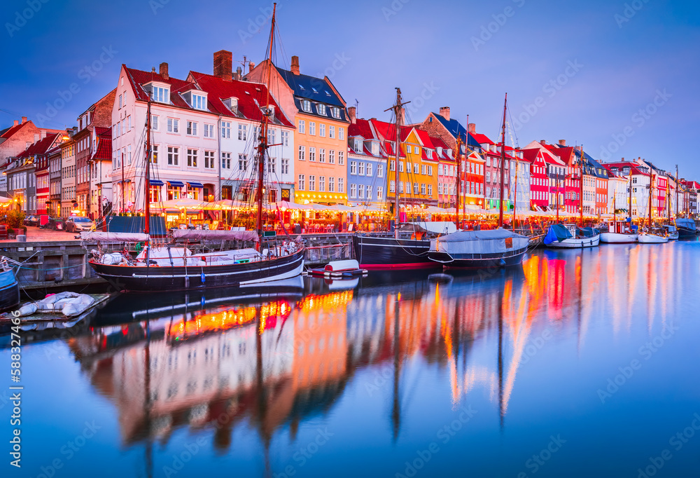 Copenhagen, Denmark. Nyhavn, Kobenhavn's iconic canal, colorful night water reflection. - obrazy, fototapety, plakaty 