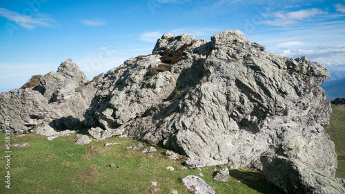 Grandes rocas en ladera de montaña © Darío Peña