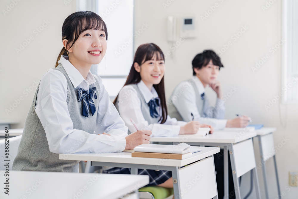 教室で楽しく授業を受ける高校生 教室で楽しく授業を受ける高校生