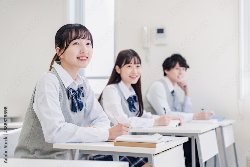 教室で楽しく授業を受ける高校生 教室で楽しく授業を受ける高校生