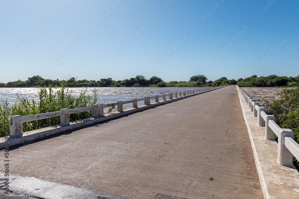 Manie Conradie Bridge over flooded Orange River at Kononeiland