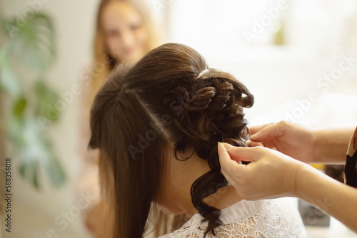 Vor der Hochzeit bei Fri­seu­rin. photo