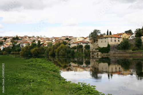 La ville de Pont-du-Château au bord de la rivière Allier, située dans le département du Puy-de-Dôme en région Auvergne-Rhône-Alpes