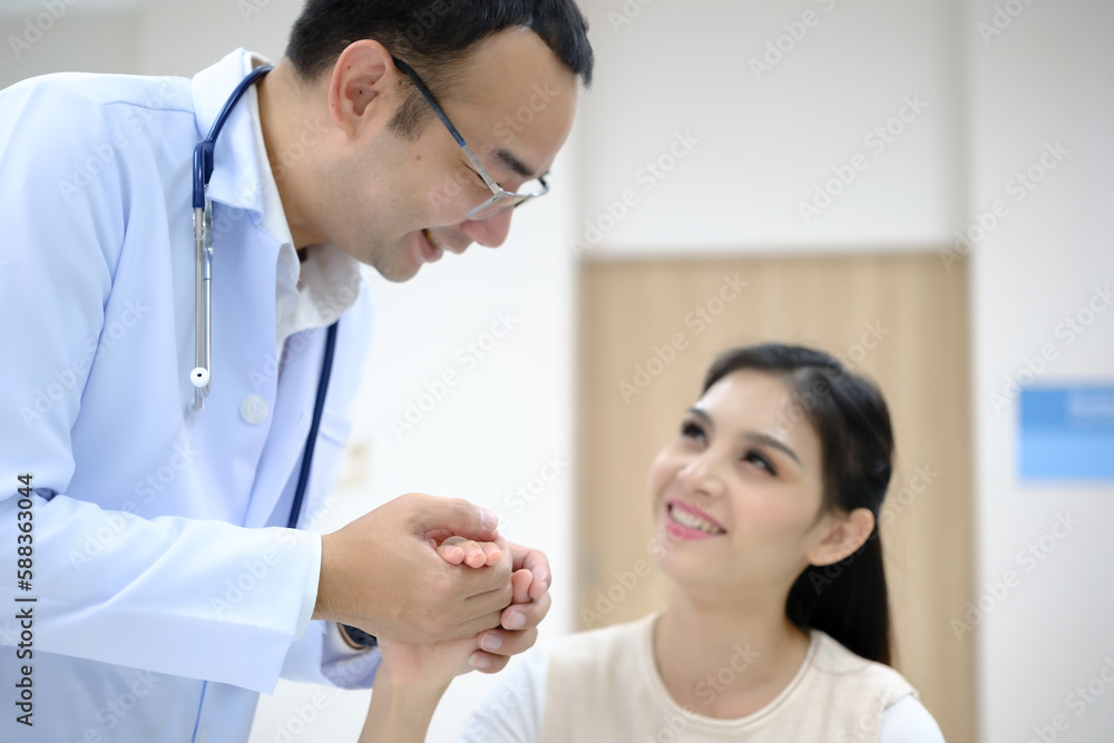 The doctor held the young patient's hand, and the mother smiled and encouraged her. The doctor held the young patient's hand, and the mother smiled and encouraged her.