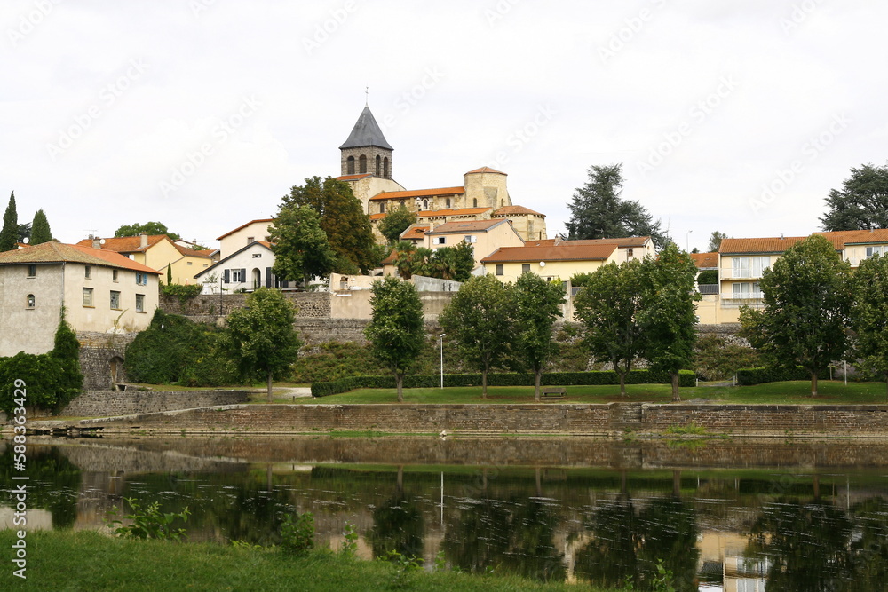 L'église  Sainte Martine de Pont-du-Château, ville au bord de la rivière Allier, située dans le département du Puy-de-Dôme, dans la région Auvergne-Rhône-Alpes en France