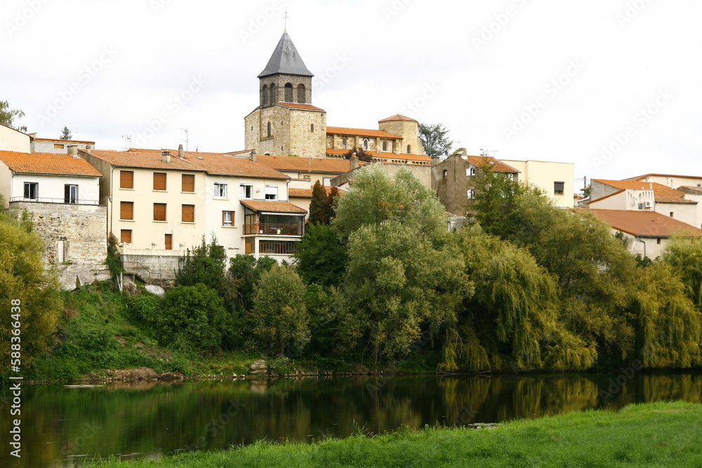 L'église  Sainte Martine de Pont-du-Château, ville au bord de la rivière Allier, située dans le département du Puy-de-Dôme, dans la région Auvergne-Rhône-Alpes en France