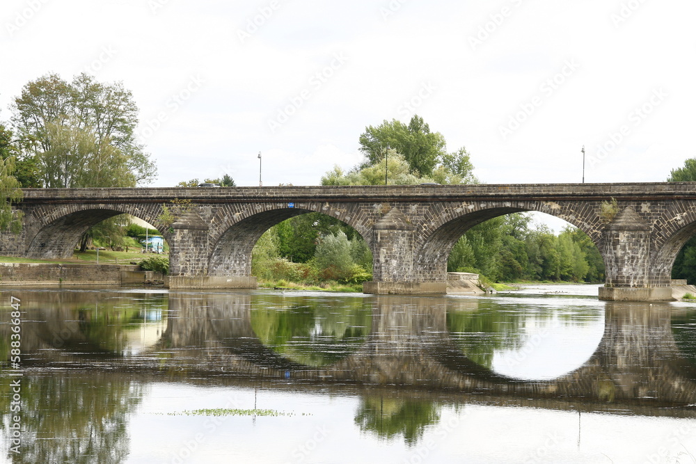 Le pont en pierre, symbole de la ville de Pont-du-Château dans le département du Puy-de-Dôme dans la région Auvergne-Rhône-Alpes