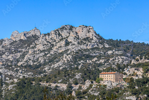the Etoile chain, mountain separating Marseille from Aix-en-Provence © philippe paternolli