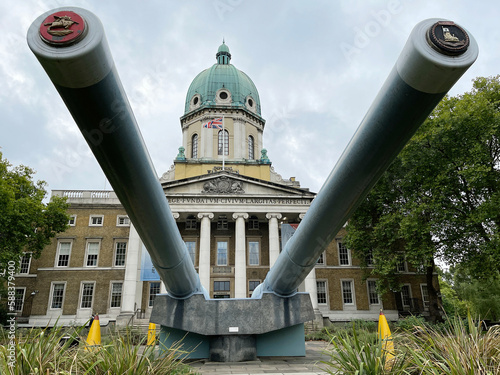 Fotografia Entrance of Imperial War Museum with two big cannons in London, UK