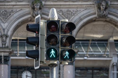 Verkehrsampel mit Fussängerangabe auf gelb, Luzern, Schweiz
