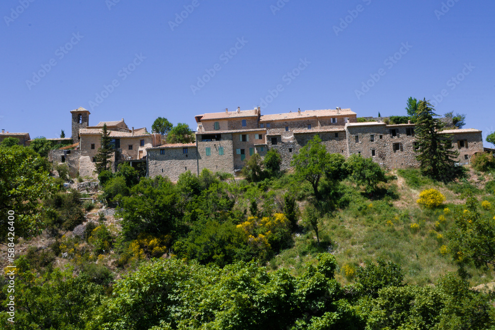 Vue du village de  Poet  Sigillat en Drôme Provençale