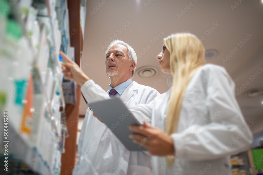 Obraz premium Pharmacists checking their inventory in their pharmacy