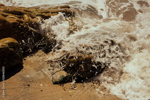 El baile de las olas: Fotografía de olas en constante movimiento. Fotografía de olas y espuma en la costa