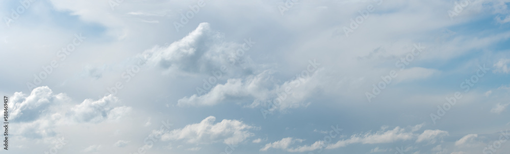panorama bajkowego nieba z białymi chmurami panorama bajkowego nieba z białymi chmurami