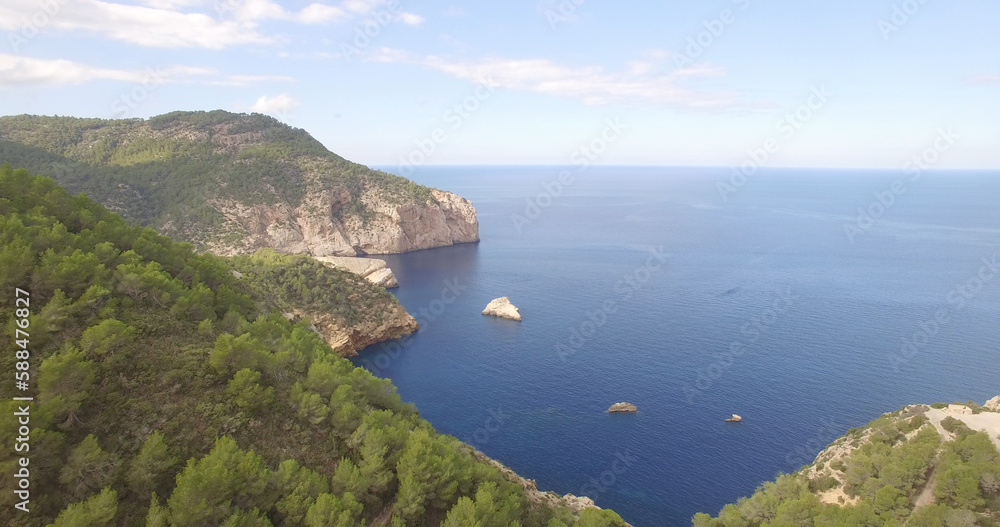 Fototapeta premium Idyllic shot of mountain by sea