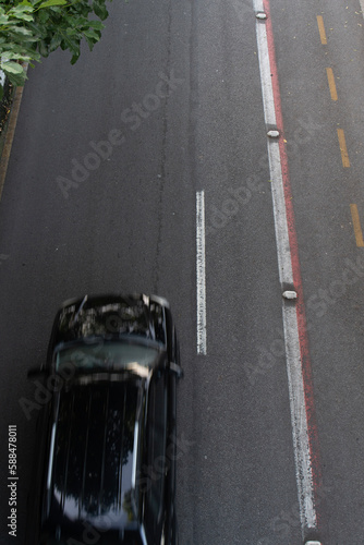 Uma rua de asfalto com carros passando rodovia estrada rua asfalto carros passando ciclovia ônibus transporte mobilidade urbano