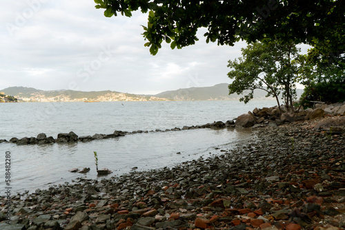 Praia cheia de lixo praia com lixo poluída meio ambiente conservação natureza maré areia photo