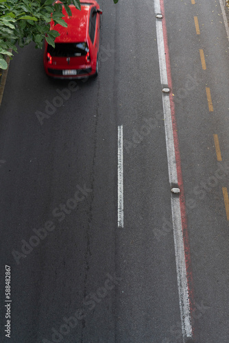 Uma rua de asfalto com carros passando rodovia estrada rua asfalto carros passando ciclovia ônibus transporte mobilidade urbano photo