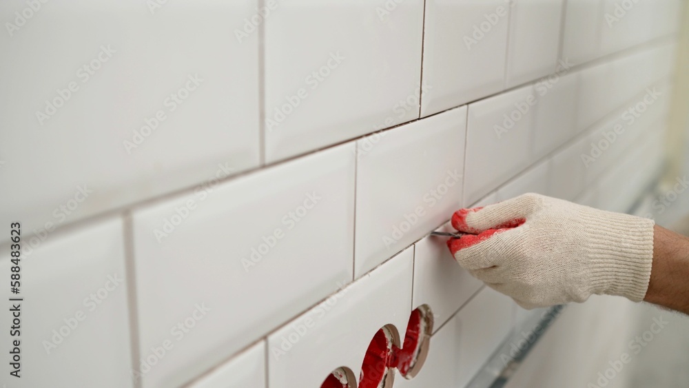 Foto de Cleaning the seams of ceramic tiles. Seams between tiles in the