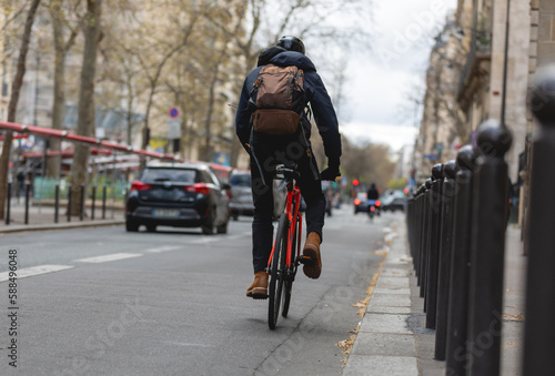 Un homme faisant du vélo dans la ville © Gautierbzh