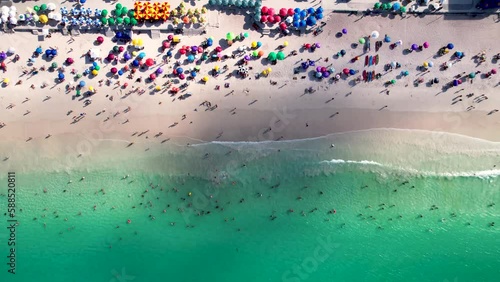 Vista aérea do drone voando acima da bela praia com vista para as ondas do mar e água batendo na praia de ângulo superior photo