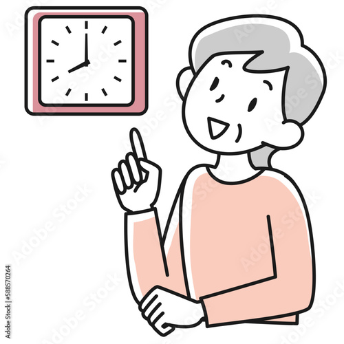 時計を見て時間を確認するシニア女性の上半身