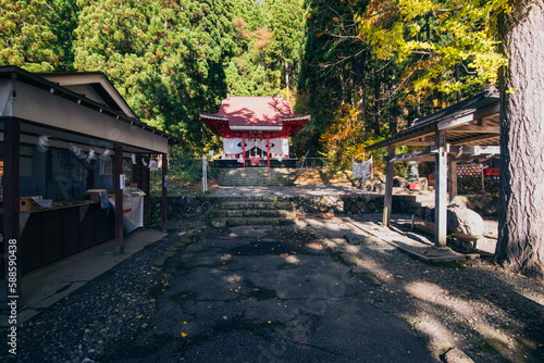 田沢湖半の御座石神社