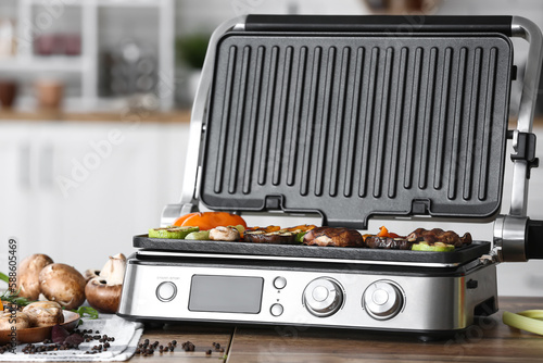 Open electric grill with gr...