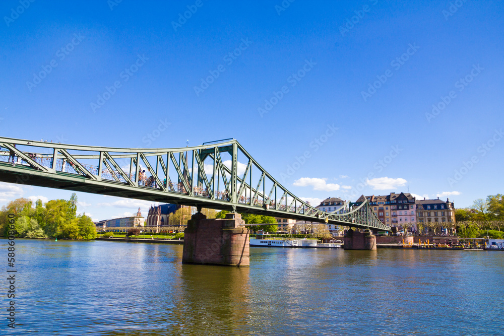 Obraz premium Iron Footbridge (eiserner Steg) crosses river Main in Frankfurt city, Gernamy.