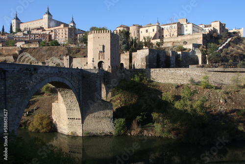 Vista de la hermosa ciudad de Toledo España al ingresar por el puente de Alcántara