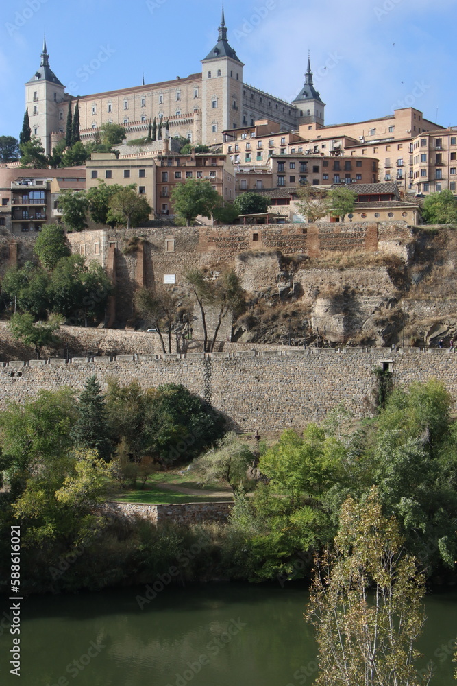 El Alcázar de Toledo, hermosa vista desde el río Tajo