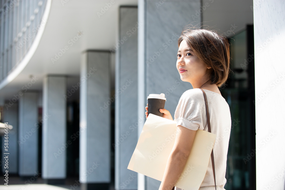 コーヒーとファイルを持っている女性 コーヒーとファイルを持っている女性