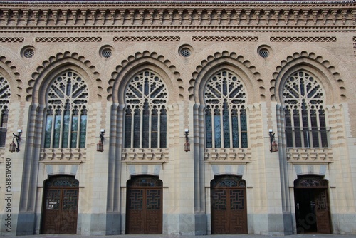 Hermosa fachada de la estación de tren en Toledo España, muestra de las tres culturas