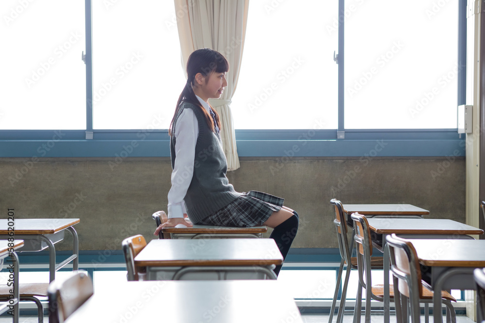 教室で机に座る女子中学生 Stock 写真 | Adobe Stock
