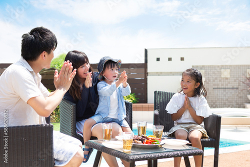 プールサイドで食事をする家族 photo