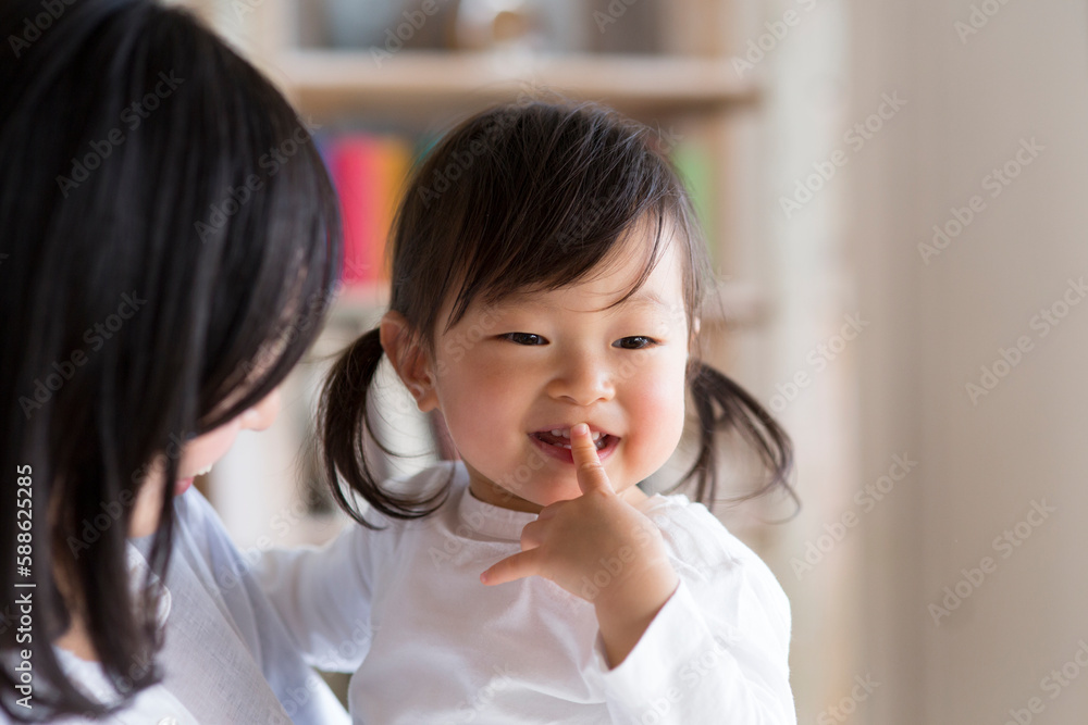 母親に抱かれる子供 母親に抱かれる子供