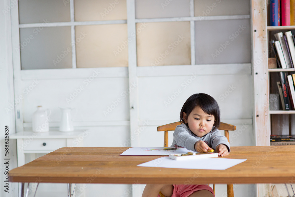 お絵描きする女の子