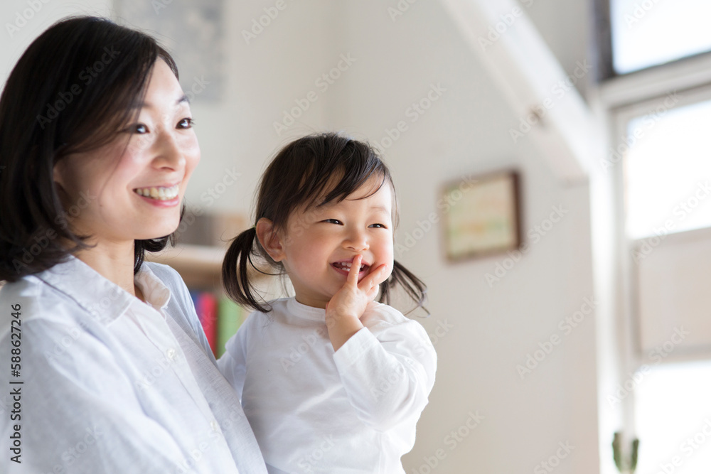 母親に抱かれる子供 母親に抱かれる子供
