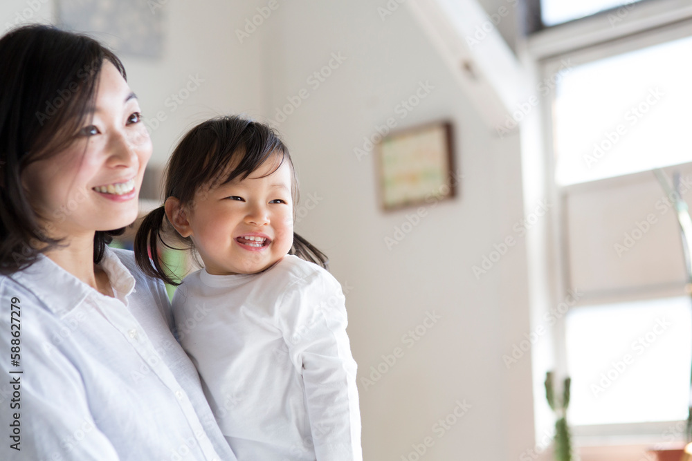 母親に抱かれる子供 母親に抱かれる子供