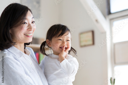 Wallpaper Mural 母親に抱かれる子供 Torontodigital.ca