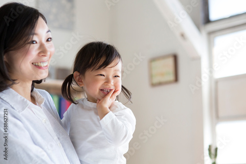 Wallpaper Mural 母親に抱かれる子供 Torontodigital.ca